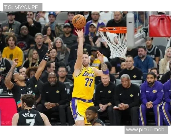 残阵对决！库里、东契奇均缺阵，詹姆斯准三双，湖人6人得分上双力擒勇士