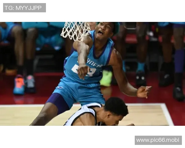 往二楼扔就行！文班亚马篮下接球无视防守直接空接暴扣